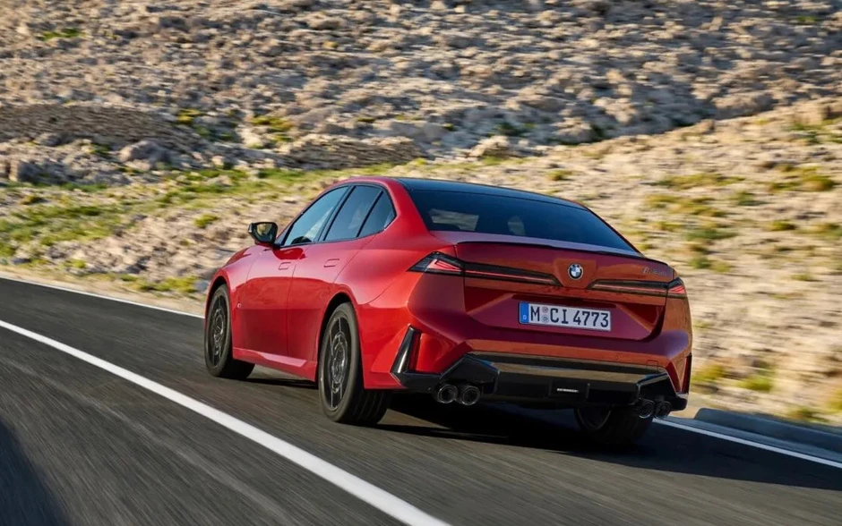 BMW 3 Series thế hệ mới ra mắt: Thiết kế giống hệt xe điện nhưng khác nền tảng, cặp màn hình siêu lớn, có thể biến từ AWD thành cầu sau BMW 3 Series thế hệ mới ra mắt: Thiết kế giống hệt xe điện nhưng khác nền tảng, cặp màn hình siêu lớn, có thể biến từ AWD thành cầu sau
