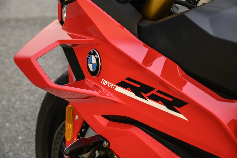 BMW ra mắt tiểu 'cá voi' S 1000 RR: Mạnh chưa tới 50 mã lực, có sẵn phanh Brembo, giá quy đổi 232 triệu