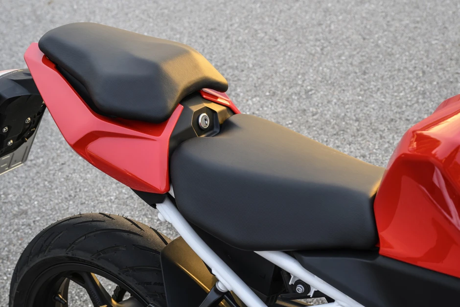 BMW ra mắt tiểu 'cá voi' S 1000 RR: Mạnh chưa tới 50 mã lực, có sẵn phanh Brembo, giá quy đổi 232 triệu