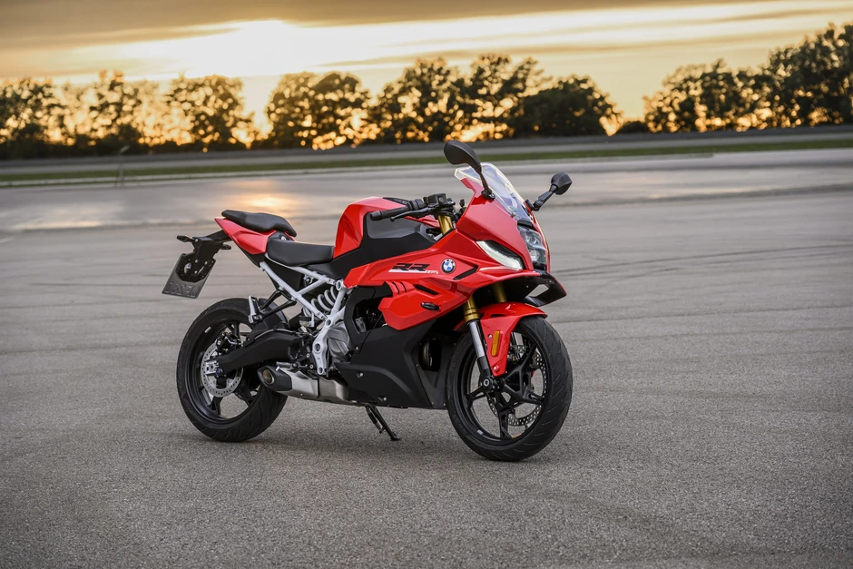 BMW ra mắt tiểu 'cá voi' S 1000 RR: Mạnh chưa tới 50 mã lực, có sẵn phanh Brembo, giá quy đổi 232 triệu