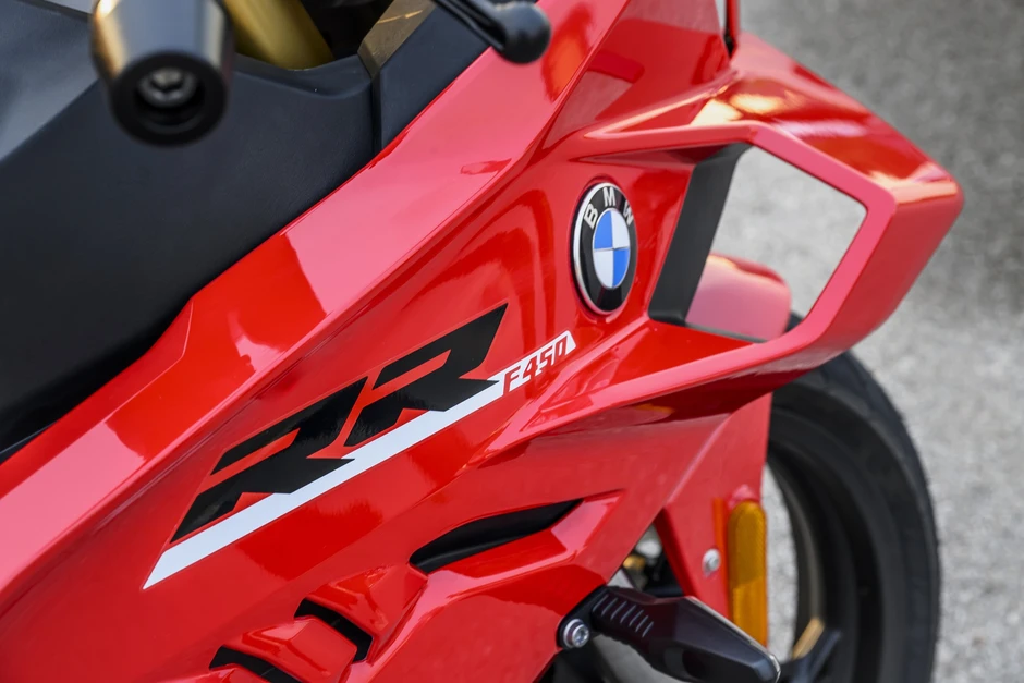BMW ra mắt tiểu 'cá voi' S 1000 RR: Mạnh chưa tới 50 mã lực, có sẵn phanh Brembo, giá quy đổi 232 triệu