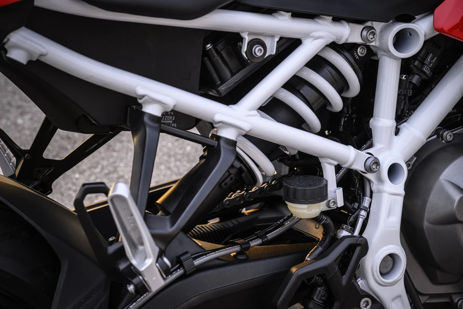 BMW ra mắt tiểu 'cá voi' S 1000 RR: Mạnh chưa tới 50 mã lực, có sẵn phanh Brembo, giá quy đổi 232 triệu