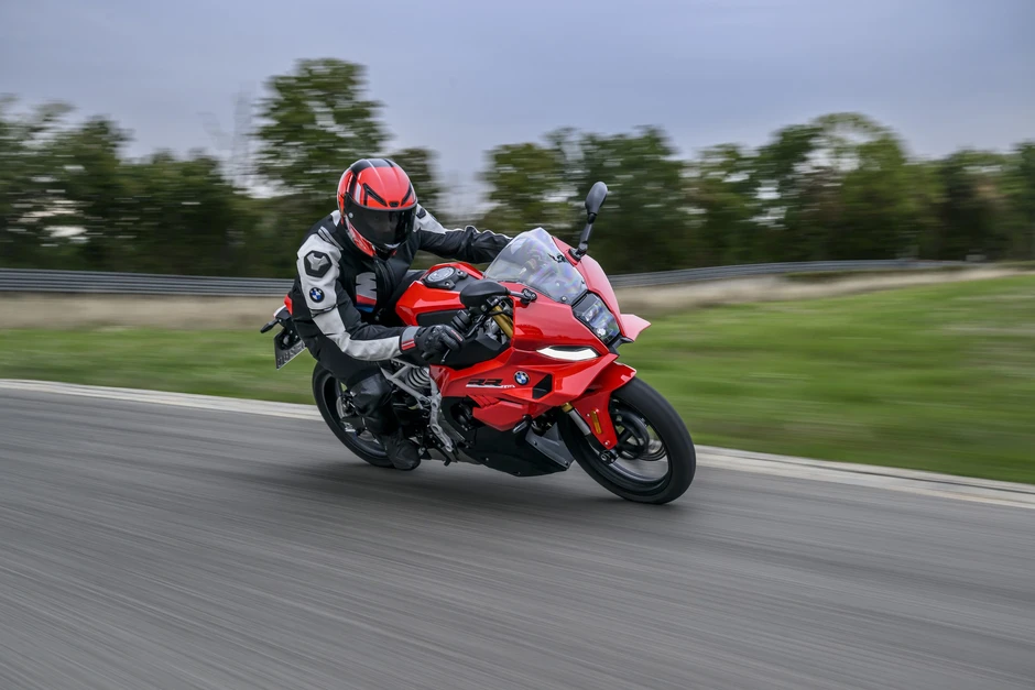 BMW ra mắt tiểu 'cá voi' S 1000 RR: Mạnh chưa tới 50 mã lực, có sẵn phanh Brembo, giá quy đổi 232 triệu