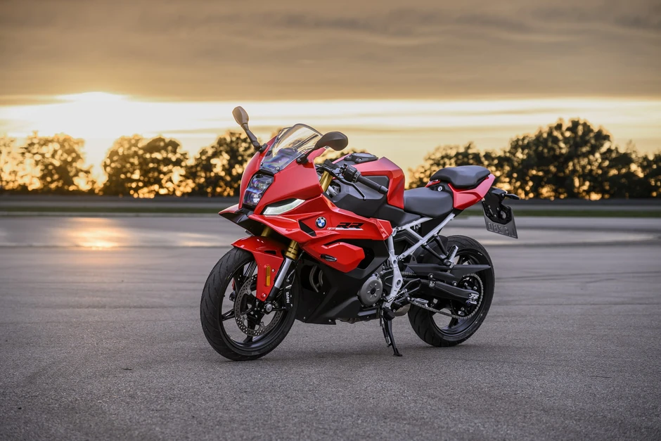 BMW ra mắt tiểu 'cá voi' S 1000 RR: Mạnh chưa tới 50 mã lực, có sẵn phanh Brembo, giá quy đổi 232 triệu