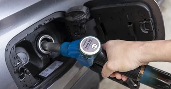 BMW và Toyota thí điểm sử dụng xăng tái tạo từ dầu ăn thải loại cho ô tô
