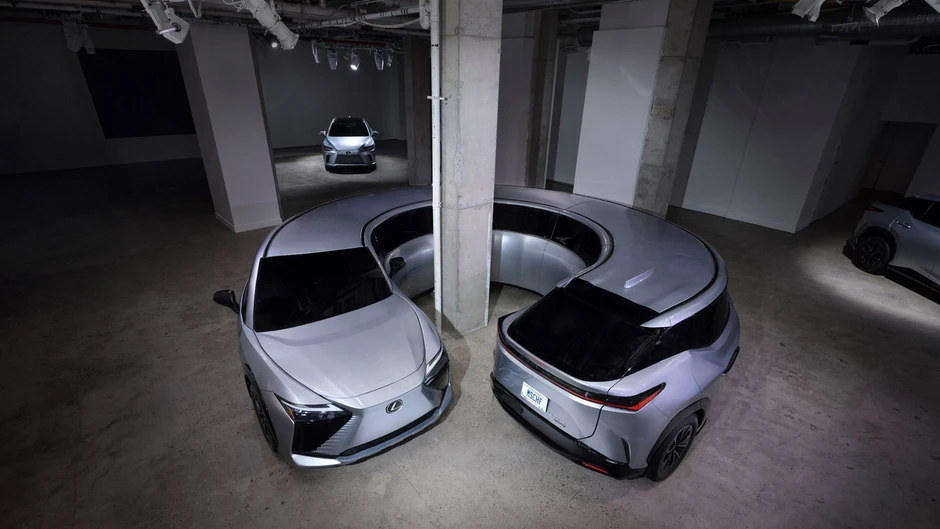 Bộ đôi SUV Lexus bị uốn cong, vặn xoắn thành hình thù kỳ lạ Bộ đôi SUV Lexus bị uốn cong, vặn xoắn thành hình thù kỳ lạ