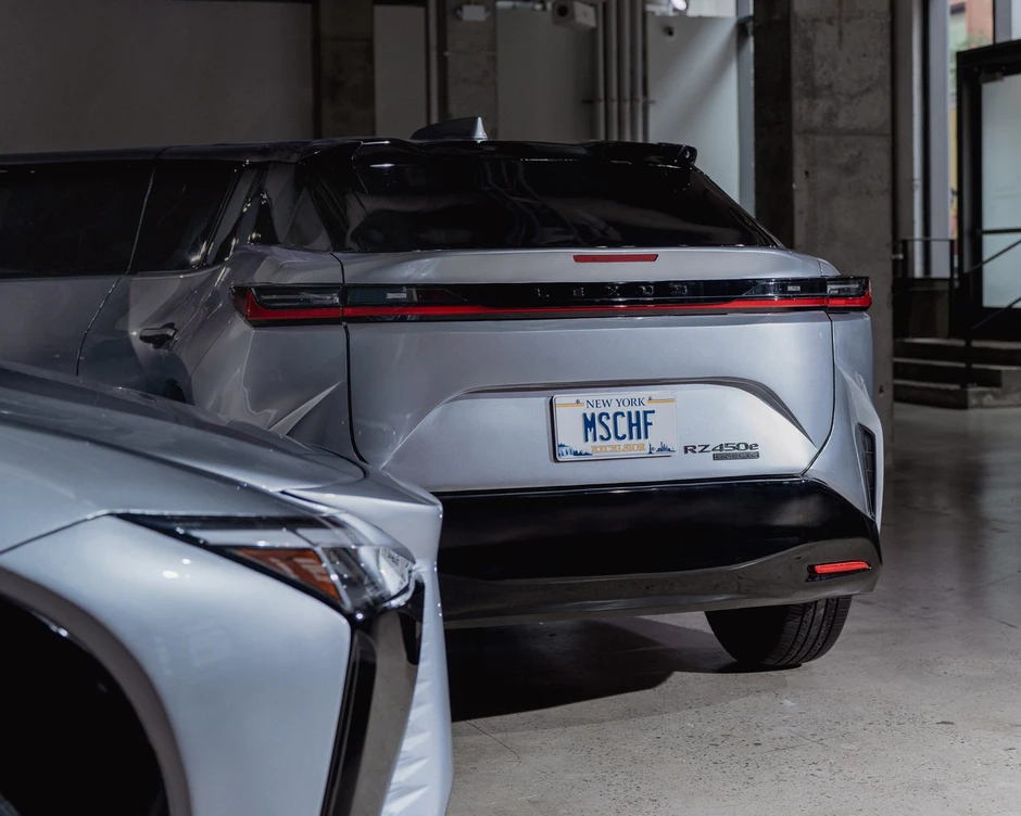 Bộ đôi SUV Lexus bị uốn cong, vặn xoắn thành hình thù kỳ lạ Bộ đôi SUV Lexus bị uốn cong, vặn xoắn thành hình thù kỳ lạ