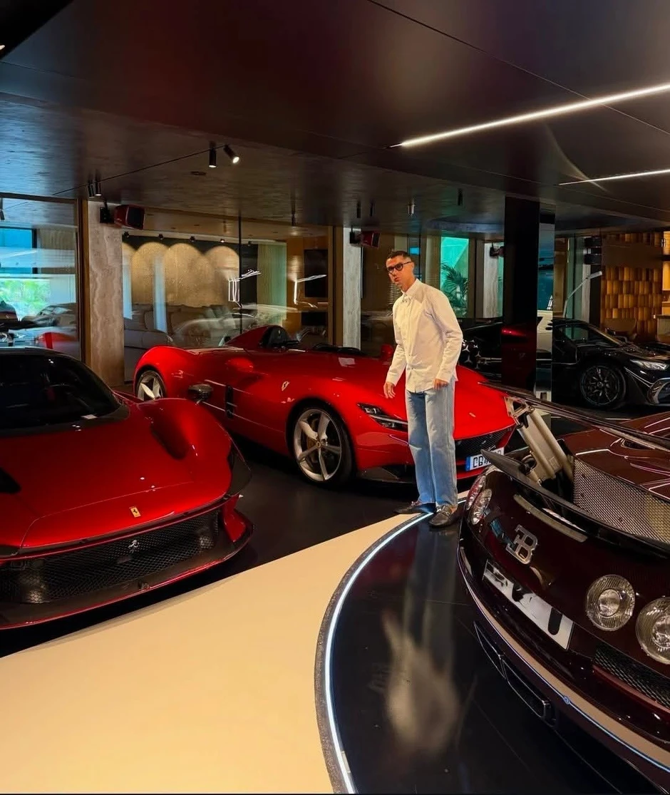 Bộ sưu tập siêu xe trị giá hàng chục triệu USD của Cristiano Ronaldo Bộ sưu tập siêu xe trị giá hàng chục triệu USD của Cristiano Ronaldo