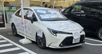 Bùng nổ tranh cãi về chiếc Toyota đỗ nhiều ngày trước cửa hàng tiện lợi