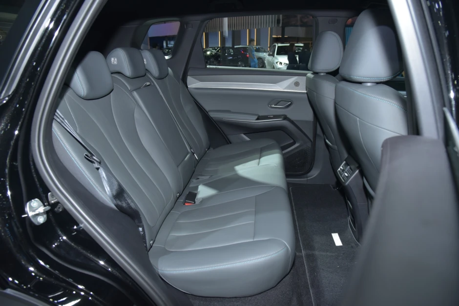 BYD Sealion 5 xuất hiện trên đường phố Việt Nam: 'Đàn em' Sealion 6, dùng máy PHEV đấu với Mazda CX-5, dự kiến mở bán trong quý IV BYD Sealion 5 xuất hiện trên đường phố Việt Nam: 'Đàn em' Sealion 6, dùng máy PHEV đấu với Mazda CX-5, dự kiến mở bán trong quý IV