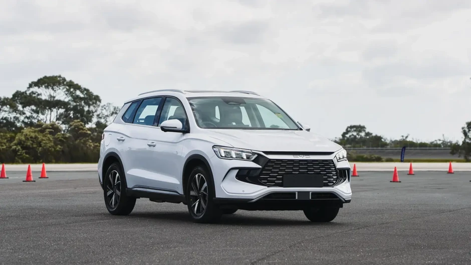 BYD Sealion 5 xuất hiện trên đường phố Việt Nam: 'Đàn em' Sealion 6, dùng máy PHEV đấu với Mazda CX-5, dự kiến mở bán trong quý IV BYD Sealion 5 xuất hiện trên đường phố Việt Nam: 'Đàn em' Sealion 6, dùng máy PHEV đấu với Mazda CX-5, dự kiến mở bán trong quý IV