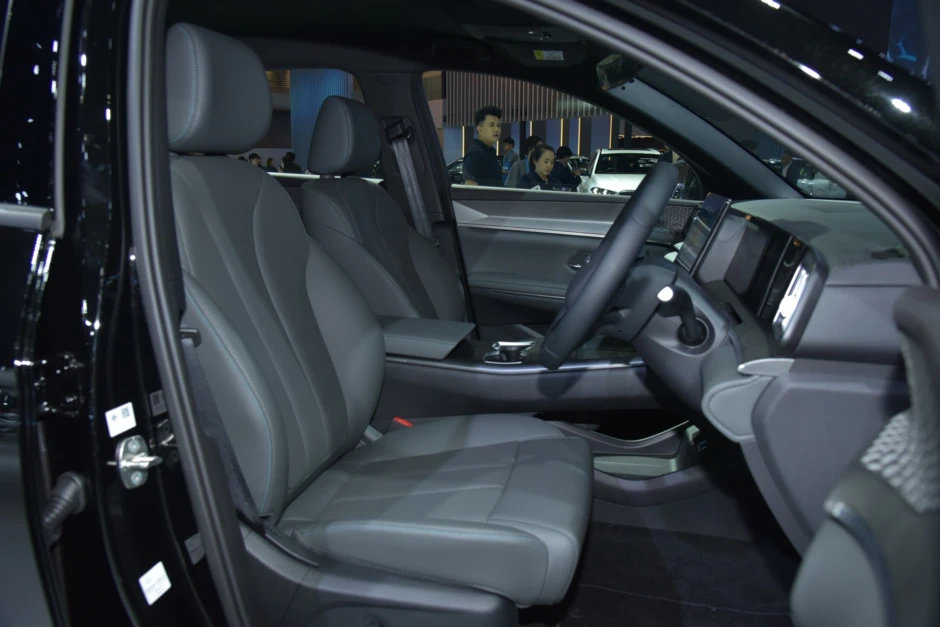 BYD Sealion 5 xuất hiện trên đường phố Việt Nam: 'Đàn em' Sealion 6, dùng máy PHEV đấu với Mazda CX-5, dự kiến mở bán trong quý IV BYD Sealion 5 xuất hiện trên đường phố Việt Nam: 'Đàn em' Sealion 6, dùng máy PHEV đấu với Mazda CX-5, dự kiến mở bán trong quý IV