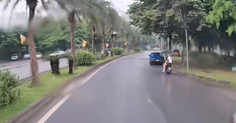 Cầm ô đi xe máy, người đàn ông lao thẳng vào đuôi ô tô