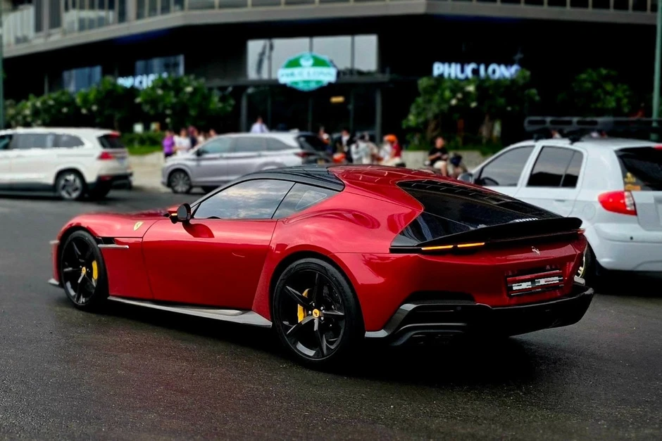 Cận cảnh Ferrari 12Cilindri độc nhất Việt Nam lăn bánh ở TPHCM