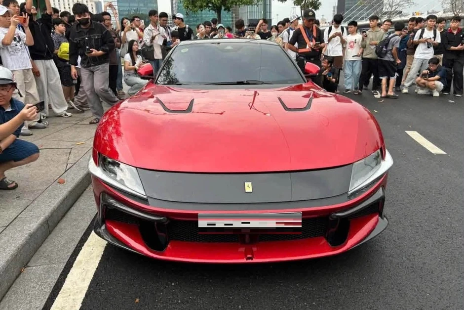 Cận cảnh Ferrari 12Cilindri độc nhất Việt Nam lăn bánh ở TPHCM