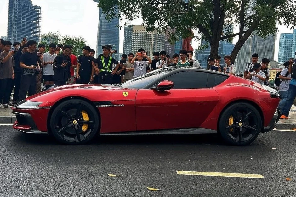 Cận cảnh Ferrari 12Cilindri độc nhất Việt Nam lăn bánh ở TPHCM