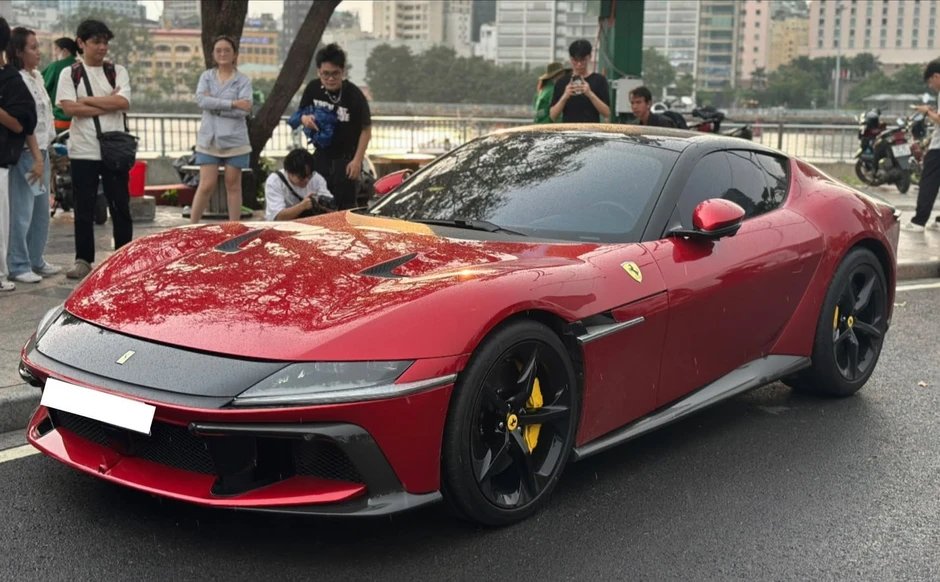 Cận cảnh Ferrari 12Cilindri độc nhất Việt Nam lăn bánh ở TPHCM