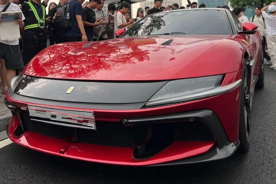 Cận cảnh Ferrari 12Cilindri độc nhất Việt Nam lăn bánh ở TPHCM