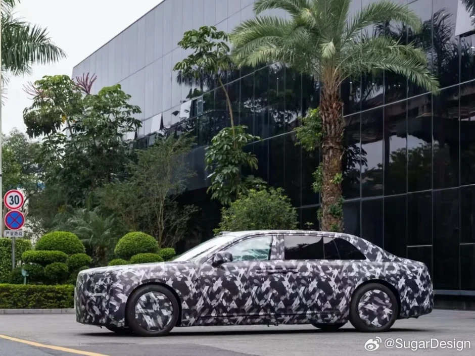 Cận cảnh sedan siêu sang của BYD đấu Rolls-Royce Phantom, dễ ra mắt vào năm sau Cận cảnh sedan siêu sang của BYD đấu Rolls-Royce Phantom, dễ ra mắt vào năm sau