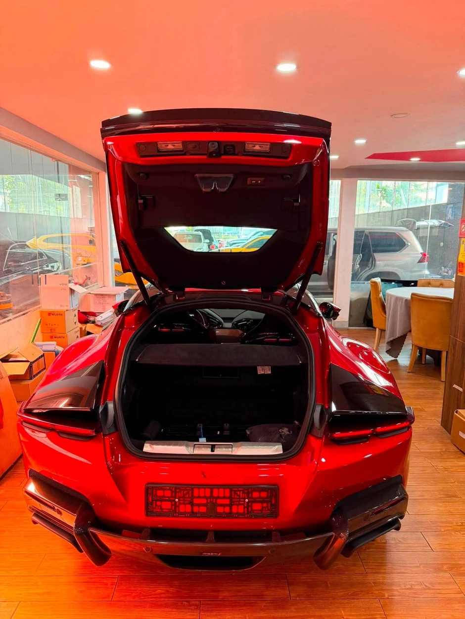 Cận cảnh siêu xe Ferrari 12Cilindri đầu tiên ở Việt Nam