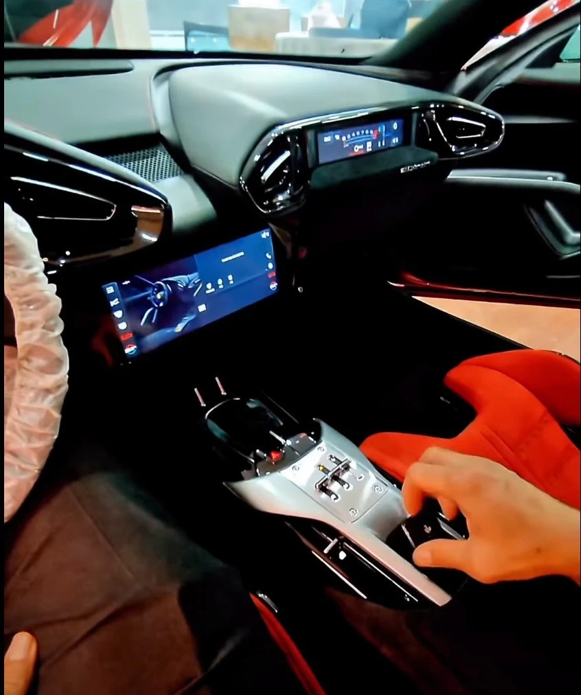 Cận cảnh siêu xe Ferrari 12Cilindri đầu tiên ở Việt Nam