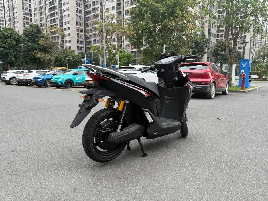 Cận cảnh VinFast Viper ngoài đời thực: Thiết kế góc cạnh, pin kép, đổi pin miễn phí đến giữa năm 2028, chuẩn bị bàn giao khách hàng Cận cảnh VinFast Viper ngoài đời thực: Thiết kế góc cạnh, pin kép, đổi pin miễn phí đến giữa năm 2028, chuẩn bị bàn giao khách hàng