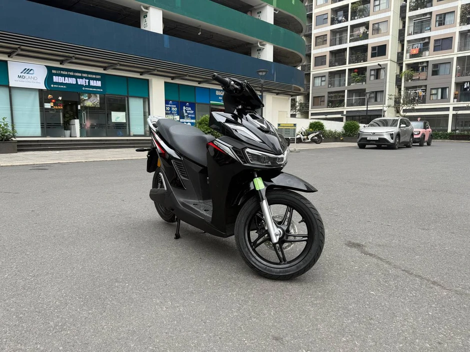 Cận cảnh VinFast Viper ngoài đời thực: Thiết kế góc cạnh, pin kép, đổi pin miễn phí đến giữa năm 2028, chuẩn bị bàn giao khách hàng Cận cảnh VinFast Viper ngoài đời thực: Thiết kế góc cạnh, pin kép, đổi pin miễn phí đến giữa năm 2028, chuẩn bị bàn giao khách hàng