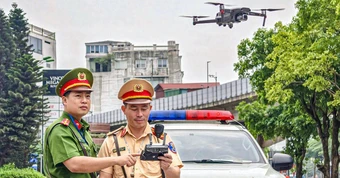 Cảnh sát dùng flycam giám sát, xử lý xe dừng đỗ dưới lòng đường
