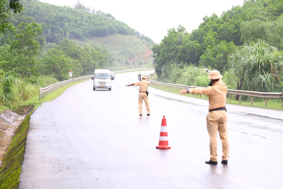 Cảnh sát giao thông Hà Nội siết tốc độ trên tuyến Hòa Lạc - Hòa Bình Cảnh sát giao thông Hà Nội siết tốc độ trên tuyến Hòa Lạc - Hòa Bình