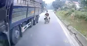 Chạy lấn làn, thanh niên quăng xe máy để thoát thân khi đối diện ô tô
