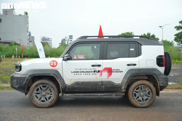 Chi tiết Toyota Land Cruiser FJ giá gần 1,2 tỷ đồng tại Việt Nam Chi tiết Toyota Land Cruiser FJ giá gần 1,2 tỷ đồng tại Việt Nam