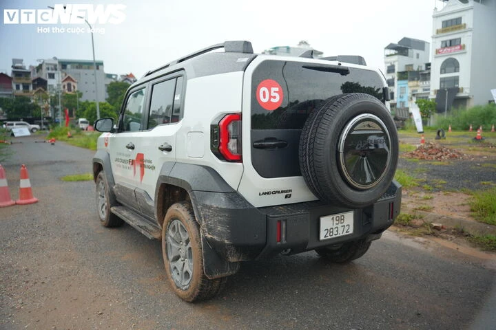 Chi tiết Toyota Land Cruiser FJ giá gần 1,2 tỷ đồng tại Việt Nam Chi tiết Toyota Land Cruiser FJ giá gần 1,2 tỷ đồng tại Việt Nam