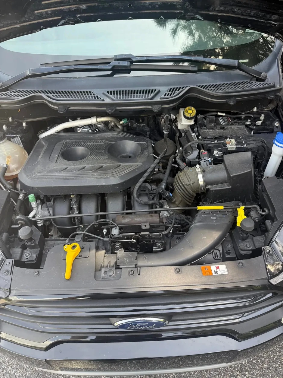 Chiếc Ford EcoSport 'dị hợm' với 6 bánh xe đang được bán đấu giá siêu rẻ