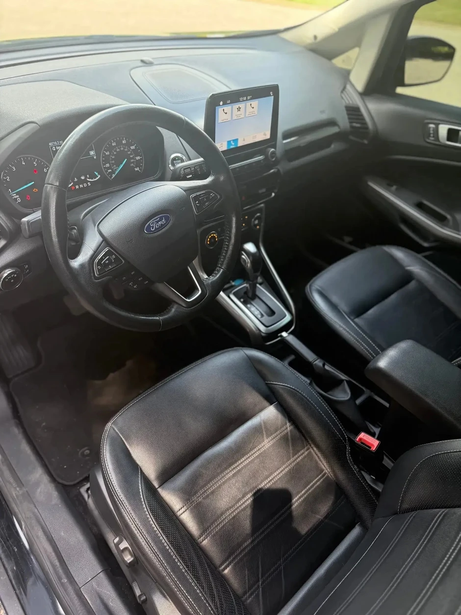 Chiếc Ford EcoSport 'dị hợm' với 6 bánh xe đang được bán đấu giá siêu rẻ
