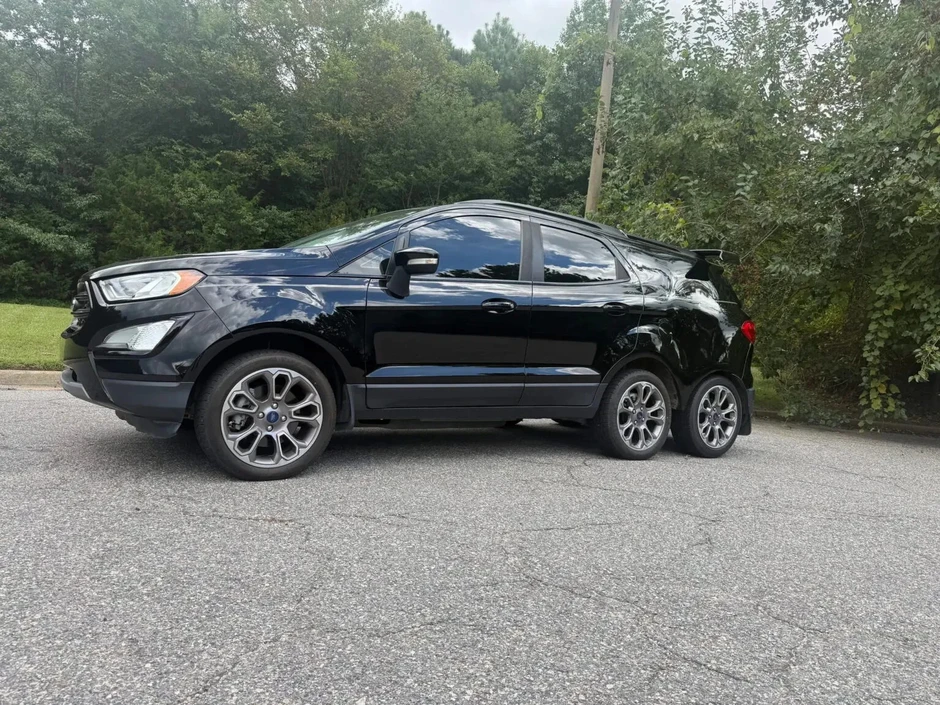 Chiếc Ford EcoSport 'dị hợm' với 6 bánh xe đang được bán đấu giá siêu rẻ
