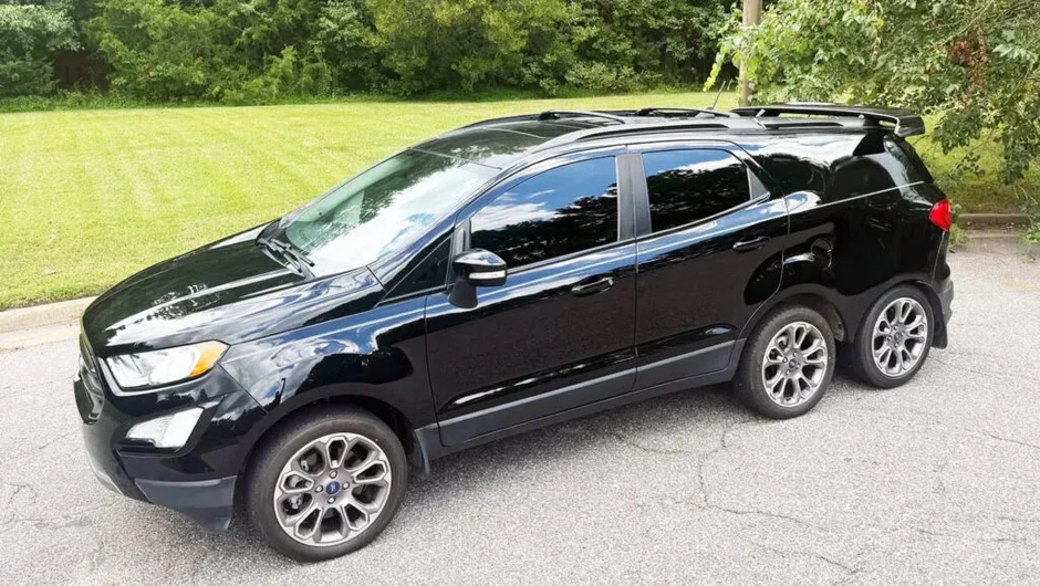 Chiếc Ford EcoSport 'dị hợm' với 6 bánh xe đang được bán đấu giá siêu rẻ