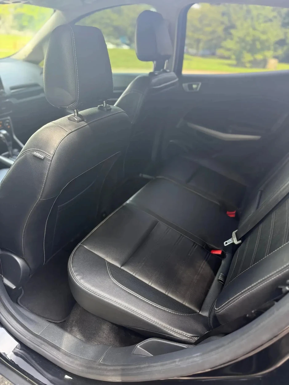 Chiếc Ford EcoSport 'dị hợm' với 6 bánh xe đang được bán đấu giá siêu rẻ