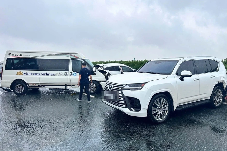 Chiếc Lexus trong tai nạn liên hoàn từng chạy quá tốc độ trên cao tốc Chiếc Lexus trong tai nạn liên hoàn từng chạy quá tốc độ trên cao tốc