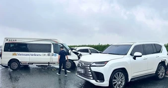 Chiếc Lexus trong tai nạn liên hoàn từng chạy quá tốc độ trên cao tốc