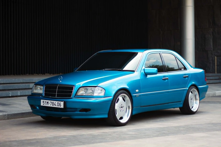 Chiếc Mercedes C-Class này đang được rao bán giá 180 triệu đồng Chiếc Mercedes C-Class này đang được rao bán giá 180 triệu đồng