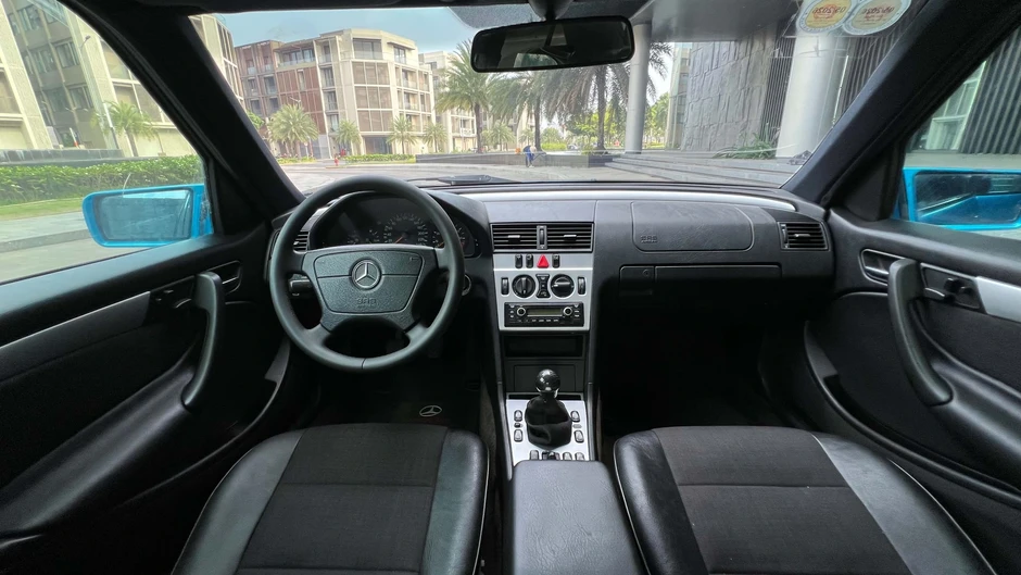 Chiếc Mercedes C-Class này đang được rao bán giá 180 triệu đồng Chiếc Mercedes C-Class này đang được rao bán giá 180 triệu đồng
