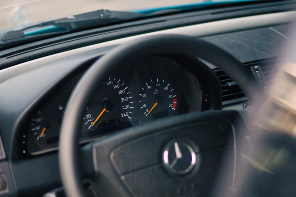 Chiếc Mercedes C-Class này đang được rao bán giá 180 triệu đồng Chiếc Mercedes C-Class này đang được rao bán giá 180 triệu đồng