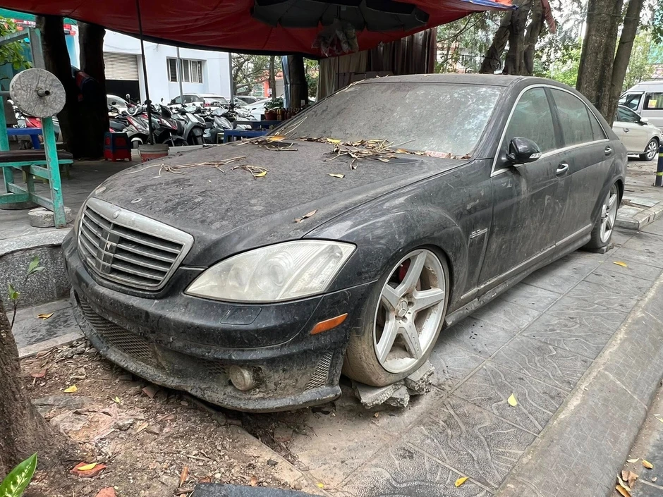 Chiếc Mercedes S63 bị ‘bỏ rơi’ 10 năm trên vỉa hè Hà Nội có giá bao nhiêu?