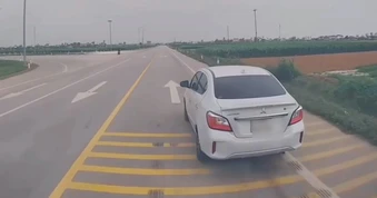 Chiếc ô tô con chạy như rùa bò, đẩy xe sau vào nguy cơ đè vạch liền