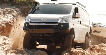 Chiếc Toyota Hiace này có khả năng off-road cực đỉnh nhờ dùng hệ dẫn động 4x4 của Land Cruiser, lốp béo, giảm xóc ‘hạng nặng’