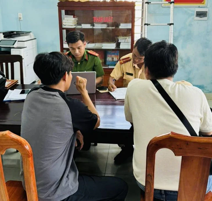 Chở nhiều người trên thùng xe bán tải đi chơi, 2 tài xế bị lập biên bản Chở nhiều người trên thùng xe bán tải đi chơi, 2 tài xế bị lập biên bản