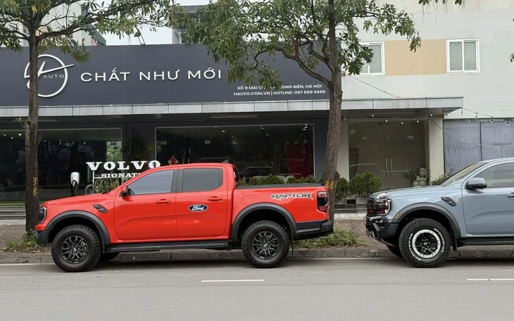 Chở nhiều người trên thùng xe bán tải đi chơi, 2 tài xế bị lập biên bản Chở nhiều người trên thùng xe bán tải đi chơi, 2 tài xế bị lập biên bản