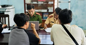 Chở nhiều người trên thùng xe bán tải đi chơi, 2 tài xế bị lập biên bản