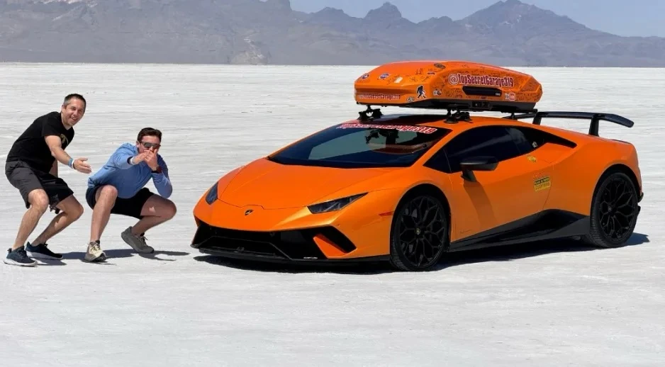 Chủ xe Lamborghini Huracan chạy 6.400 km, chở 1.000 ô tô mô hình trên nóc để tặng miễn phí cho trẻ em trên đường