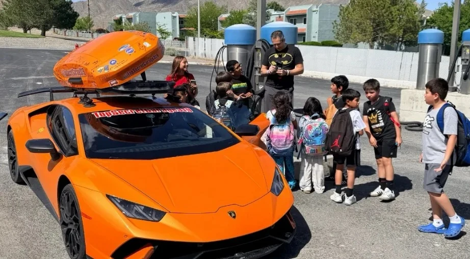 Chủ xe Lamborghini Huracan chạy 6.400 km, chở 1.000 ô tô mô hình trên nóc để tặng miễn phí cho trẻ em trên đường